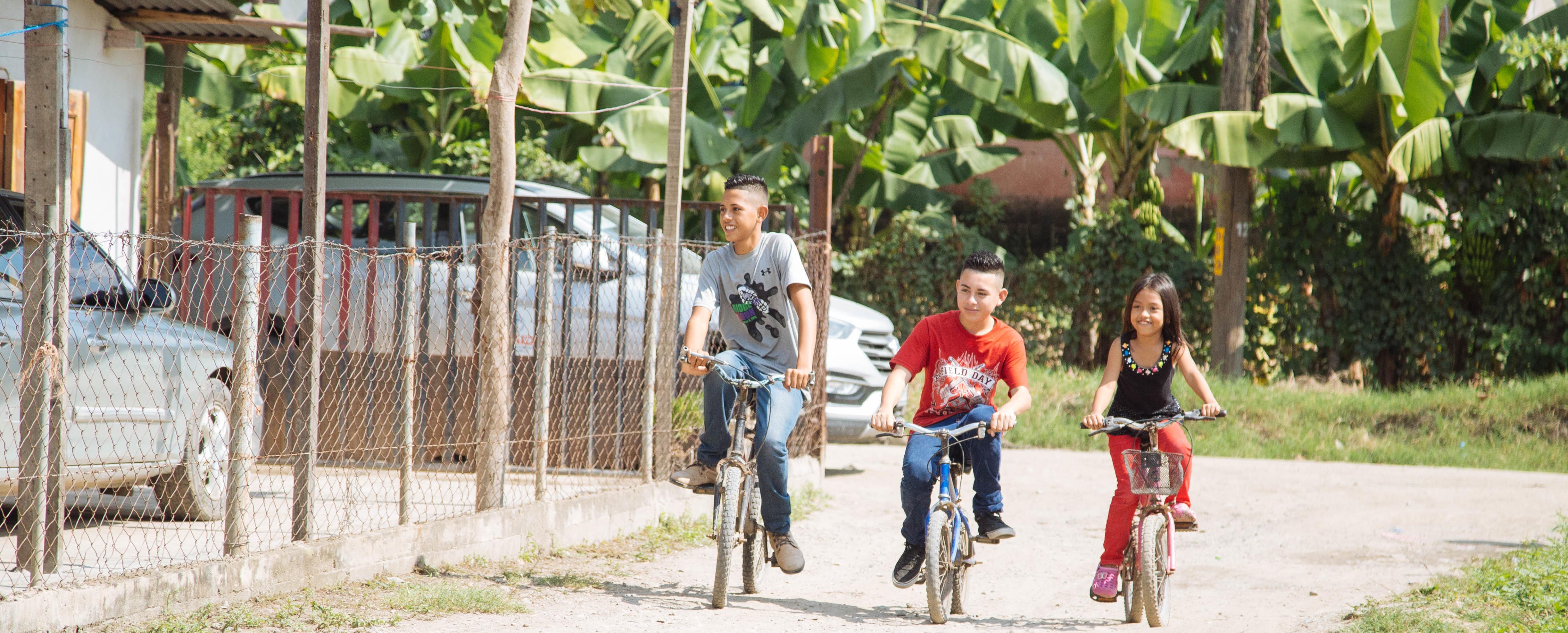 Children riding bicycles. Photo credit: Proponte Más